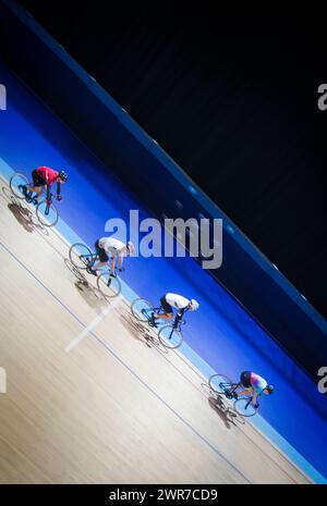 16/12/17 la ciclista amatoriale Chloe Kirkpatrick impara a pedalare sul Velodrome di Derby Arena, Derbyshire Regno Unito. Foto Stock