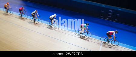 16/12/17 la ciclista amatoriale Chloe Kirkpatrick impara a pedalare sul Velodrome di Derby Arena, Derbyshire Regno Unito. Foto Stock