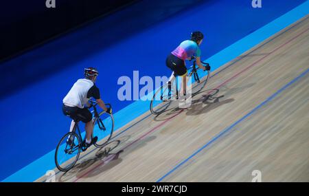 16/12/17 la ciclista amatoriale Chloe Kirkpatrick impara a pedalare sul Velodrome di Derby Arena, Derbyshire Regno Unito. Foto Stock