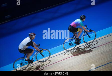 16/12/17 la ciclista amatoriale Chloe Kirkpatrick impara a pedalare sul Velodrome di Derby Arena, Derbyshire Regno Unito. Foto Stock