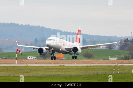 Ein Airbus A220-100 von Swiss International Airlines landet auf der Landebahn des Flughafen Zürich. Registrazione: HB-JBG. (Zürich, Schweiz, 05.04.2022 Foto Stock