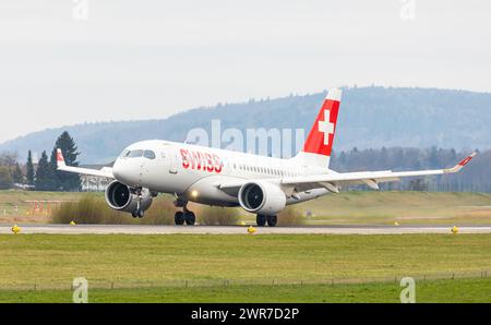 Ein Airbus A220-100 von Swiss International Airlines landet auf der Landebahn des Flughafen Zürich. Registrazione: HB-JBG. (Zürich, Schweiz, 05.04.2022 Foto Stock