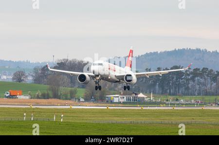 Ein Airbus A220-100 von Swiss International Airlines landet auf der Landebahn des Flughafen Zürich. Registrazione: HB-JBG. (Zürich, Schweiz, 05.04.2022 Foto Stock