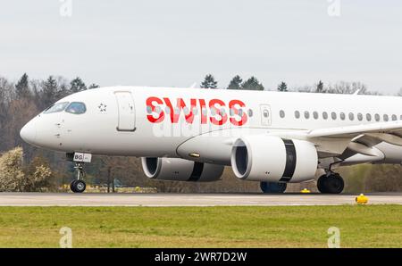 Ein Airbus A220-100 von Swiss International Airlines landet auf der Landebahn des Flughafen Zürich. Registrazione: HB-JBG. (Zürich, Schweiz, 05.04.2022 Foto Stock