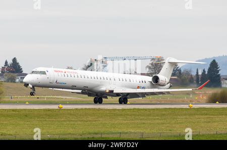 Ein Canadair Regional Jet CRJ-1000 von Air Nostrum landet auf der Landebahn des Flughafen Zürich. Air Nostrum gehört zur spanischen Fluggesellschaft i Foto Stock