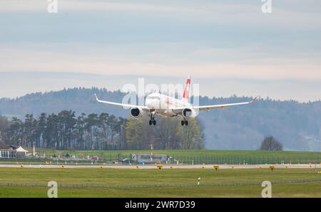 Ein Airbus A220-100 von Swiss International Airlines landet auf der Landebahn des Flughafen Zürich. Registrazione: HB-JBG. (Zürich, Schweiz, 05.04.2022 Foto Stock