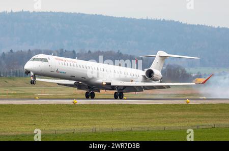 Ein Canadair Regional Jet CRJ-1000 von Air Nostrum landet auf der Landebahn des Flughafen Zürich. Air Nostrum gehört zur spanischen Fluggesellschaft i Foto Stock