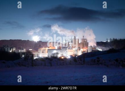 12/12/17 dopo che le temperature notturne sono crollate fino a meno 9 gradi centigradi di vapore proveniente dalla cava di calce Hindlow vicino a Buxton nel Derbyshire Peak Foto Stock