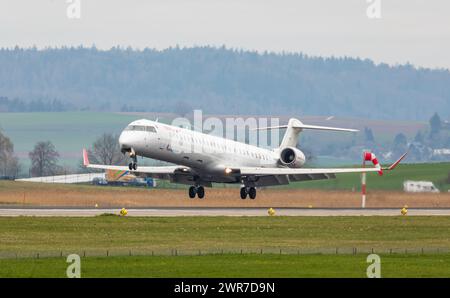 Ein Canadair Regional Jet CRJ-1000 von Air Nostrum landet auf der Landebahn des Flughafen Zürich. Air Nostrum gehört zur spanischen Fluggesellschaft i Foto Stock