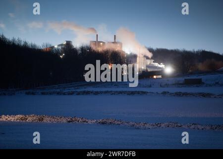 12/12/17 dopo che le temperature notturne sono crollate fino a meno 9 gradi centigradi di vapore proveniente dalla cava di calce Hindlow vicino a Buxton nel Derbyshire Peak Foto Stock