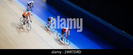 16/12/17 la ciclista amatoriale Chloe Kirkpatrick impara a pedalare sul Velodrome di Derby Arena, Derbyshire Regno Unito. Foto Stock