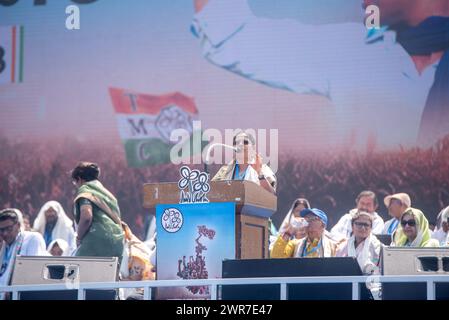 Kolkata, India. 10 marzo 2024. Il Congresso Trinamool lancia la campagna di sondaggi Lok Sabha con un mega raduno nel Brigade Parade Ground di Kolkata, il 10 marzo 2024. Kolkata, India. (Foto di Amlan Biswas/Pacific Press/Sipa USA) credito: SIPA USA/Alamy Live News Foto Stock