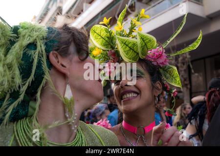 Atene, Grecia. 10 marzo 2024. Due ragazze indossano costumi e partecipano al grande carnevale di Metaxourgeio ad Atene, Grecia, il 10 marzo 2024. (Foto di Maria Chourdari/NurPhoto) credito: NurPhoto SRL/Alamy Live News Foto Stock