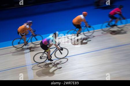 16/12/17 la ciclista amatoriale Chloe Kirkpatrick impara a pedalare sul Velodrome di Derby Arena, Derbyshire Regno Unito. Foto Stock