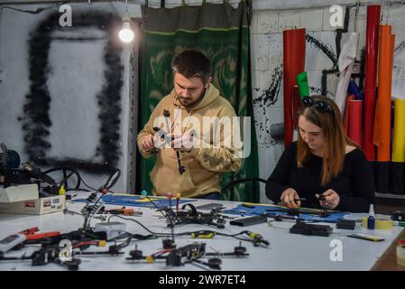 Leopoli, Ucraina. 29 febbraio 2024. La gente assembla droni FPV per l'esercito ucraino. Voluntary Unite ha iniziato a assemblare droni FPV per l'esercito ucraino a Leopoli. Le persone seguono corsi speciali su come assemblare i droni. Comprano tutti i componenti per i droni con i loro fondi e donazioni. (Credit Image: © Pavlo Palamarchuk/SOPA Images via ZUMA Press Wire) SOLO PER USO EDITORIALE! Non per USO commerciale! Foto Stock