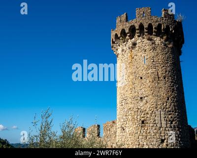 Castello medievale e fortificazioni in un piccolo villaggio nelle Alpi francesi meridionali Foto Stock