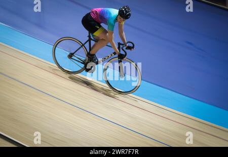 16/12/17 la ciclista amatoriale Chloe Kirkpatrick impara a pedalare sul Velodrome di Derby Arena, Derbyshire Regno Unito. Foto Stock