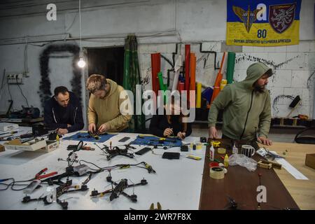 Leopoli, Ucraina. 29 febbraio 2024. La gente assembla droni FPV per l'esercito ucraino. Voluntary Unite ha iniziato a assemblare droni FPV per l'esercito ucraino a Leopoli. Le persone seguono corsi speciali su come assemblare i droni. Comprano tutti i componenti per i droni con i loro fondi e donazioni. (Foto di Pavlo Palamarchuk/SOPA Images/Sipa USA) credito: SIPA USA/Alamy Live News Foto Stock