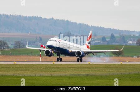 Ein Embraer 190SR von BA CityFlyer ist auf Landebahn 14 des Flughafen Zürich gelandet. BA CityFlyer gehört zur British Airways. Registrazione G-LCAH. ( Foto Stock