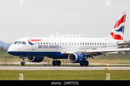 Ein Embraer 190SR von BA CityFlyer ist auf Landebahn 14 des Flughafen Zürich gelandet. BA CityFlyer gehört zur British Airways. Registrazione G-LCAH. ( Foto Stock