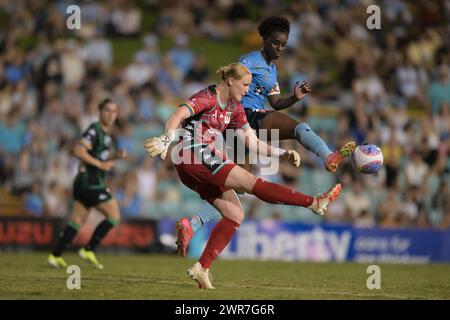 Lilyfield, Australia. 9 marzo 2024. Kathrine Ostergaard Larsen (L) del Western United FC e Princess Megan Ategbayan Ibini-Isei (R) del Sydney FC sono visti in azione durante il round 19 della stagione 2023-24 della Liberty A-League tra Sydney FC e Western United FC tenutosi al Leichhardt Oval. Punteggio finale Sydney FC 3:1 Western United FC. Credito: SOPA Images Limited/Alamy Live News Foto Stock