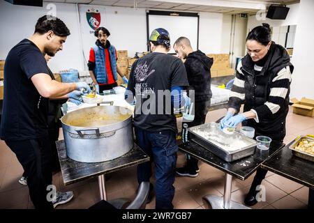 ROERMOND - i volontari preparano i pasti iftar nel circolo della squadra di calcio al coperto Tigers Roermond. Durante il Ramadan, i pasti sono preparati da volontari della squadra di calcio, una moschea e un centro giovanile e consegnati gratuitamente nelle case delle persone. ANP ROB ENGELAAR netherlands Out - belgio Out Foto Stock