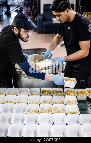 ROERMOND - i volontari preparano i pasti iftar nel circolo della squadra di calcio al coperto Tigers Roermond. Durante il Ramadan, i pasti sono preparati da volontari della squadra di calcio, una moschea e un centro giovanile e consegnati gratuitamente nelle case delle persone. ANP ROB ENGELAAR netherlands Out - belgio Out Foto Stock