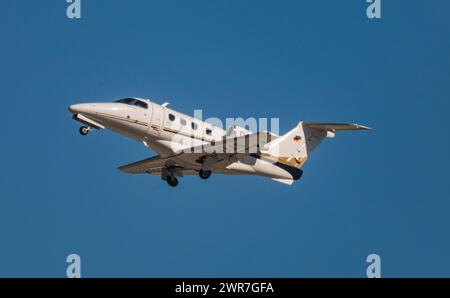 Ein Embraer Phenom 100 von Arcus Air Group startet vom Flughafen Zürich. Registrazione D-IAAS. (Zürich, Schweiz, 28.02.2022) Foto Stock