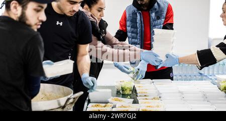 ROERMOND - i volontari preparano i pasti iftar nel circolo della squadra di calcio al coperto Tigers Roermond. Durante il Ramadan, i pasti sono preparati da volontari della squadra di calcio, una moschea e un centro giovanile e consegnati gratuitamente nelle case delle persone. ANP ROB ENGELAAR netherlands Out - belgio Out Foto Stock