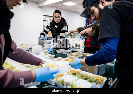 ROERMOND - i volontari preparano i pasti iftar nel circolo della squadra di calcio al coperto Tigers Roermond. Durante il Ramadan, i pasti sono preparati da volontari della squadra di calcio, una moschea e un centro giovanile e consegnati gratuitamente nelle case delle persone. ANP ROB ENGELAAR netherlands Out - belgio Out Foto Stock