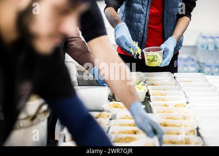 ROERMOND - i volontari preparano i pasti iftar nel circolo della squadra di calcio al coperto Tigers Roermond. Durante il Ramadan, i pasti sono preparati da volontari della squadra di calcio, una moschea e un centro giovanile e consegnati gratuitamente nelle case delle persone. ANP ROB ENGELAAR netherlands Out - belgio Out Foto Stock