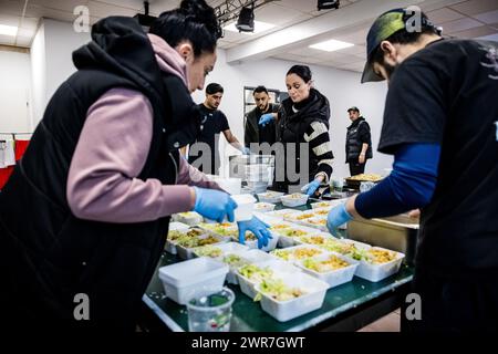 ROERMOND - i volontari preparano i pasti iftar nel circolo della squadra di calcio al coperto Tigers Roermond. Durante il Ramadan, i pasti sono preparati da volontari della squadra di calcio, una moschea e un centro giovanile e consegnati gratuitamente nelle case delle persone. ANP ROB ENGELAAR netherlands Out - belgio Out Foto Stock