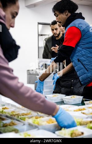 ROERMOND - i volontari preparano i pasti iftar nel circolo della squadra di calcio al coperto Tigers Roermond. Durante il Ramadan, i pasti sono preparati da volontari della squadra di calcio, una moschea e un centro giovanile e consegnati gratuitamente nelle case delle persone. ANP ROB ENGELAAR netherlands Out - belgio Out Foto Stock