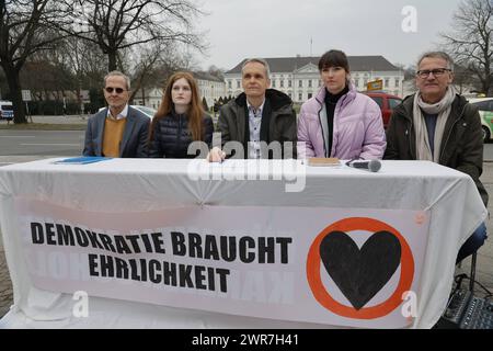 Geologie-Professor Nikolaus Froitzheim, Schülerin Laura Bischoff, Physiker Rolf Meyer, Sprecherin der Bewegung Carla Hinrichs, Landwirt Eberhard Räder, Deutschland, Berlino, Schloss Bellevue, Pressekonferenz, Letzte Generation Plant nächste Protestwelle *** il professor Nikolaus Froitzheim, la studentessa Laura Bischoff, il fisico Rolf Meyer, portavoce del movimento Carla Hinrichs, Farmer Eberhard Räder, Germania, Berlino, Bellevue Palace, conferenza stampa, l'ultima generazione pianifica la prossima ondata di proteste Foto Stock