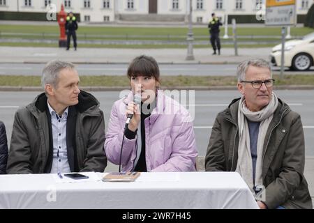 Physiker Rolf Meyer, Sprecherin der Bewegung Carla Hinrichs, Landwirt Eberhard Räder, Deutschland, Berlino, Schloss Bellevue, Pressekonferenz, Letzte Generation Plant nächste Protestwelle *** il fisico Rolf Meyer, portavoce del movimento Carla Hinrichs, Farmer Eberhard Räder, Germania, Berlino, Palazzo Bellevue, conferenza stampa, l'ultima generazione pianifica la prossima ondata di proteste Foto Stock