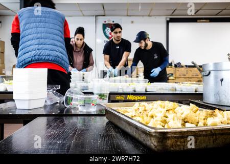 ROERMOND - i volontari preparano i pasti iftar nel circolo della squadra di calcio al coperto Tigers Roermond. Durante il Ramadan, i pasti sono preparati da volontari della squadra di calcio, una moschea e un centro giovanile e consegnati gratuitamente nelle case delle persone. ANP ROB ENGELAAR netherlands Out - belgio Out Foto Stock