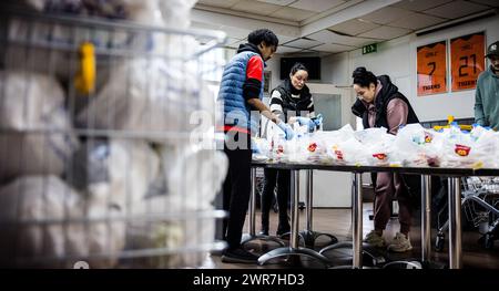 ROERMOND - i volontari preparano i pasti iftar nel circolo della squadra di calcio al coperto Tigers Roermond. Durante il Ramadan, i pasti sono preparati da volontari della squadra di calcio, una moschea e un centro giovanile e consegnati gratuitamente nelle case delle persone. ANP ROB ENGELAAR netherlands Out - belgio Out Foto Stock