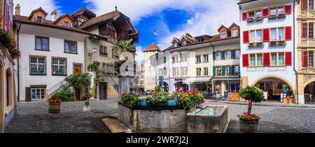 Affascinanti cittadine medievali e paesaggi della Svizzera - città vecchia di Murten con strade floreali, cantone di Friburgo Foto Stock