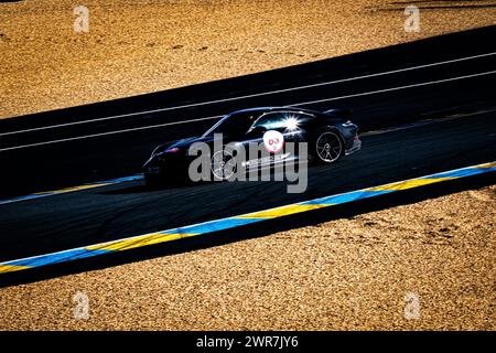 © Arnaud BEINAT/Maxppp. 2024/03/10, le Mans, Sarthe, Francia. Une Porsche passe sur le. Inglese: Una porsche 911 in pista. Le Mans, Francia, 10 marzo 2024 Museo del circuito motoristico 24h du Mans credito: MAXPPP/Alamy Live News Foto Stock