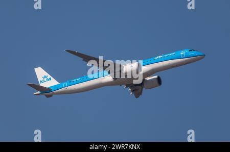 Zürich, Schweiz - 19. März 2022: Ein Embraer 190-E2 von KLM Cityhopper startet vom Flughafen Zürich. Registrazione PH-NXG. Foto Stock