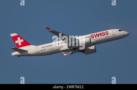 Zürich, Schweiz - 19. März 2022: Ein Airbus A220-300 von Swiss International Airlines startet vom Flughafen Zürich. Foto Stock