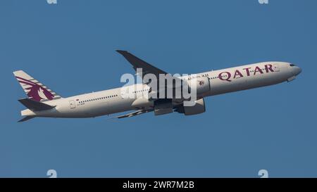 Zürich, Schweiz - 19. März 2022: Eine Boeing 777-367ER von Qatar Airways startet vom Flughafen Zürich. Registrazione A7-BOD. Foto Stock