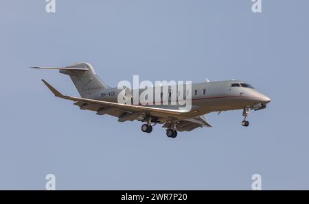 Ein Bombardier Challenger 350 von Vista Jet ist im Landeanflug auf den Flughafen Zürich. Registrazione 9H-VCF. (Zürich, Svizzera, 21.03.2022) Foto Stock