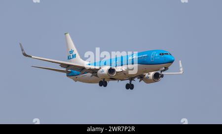 Zürich, Schweiz - 21. März 2022: Die Boeing 737-800 von KLM Royal Dutch Airlines befindet sich im Endlandeanflug auf den Flughafen Zürich. Registrazione Foto Stock