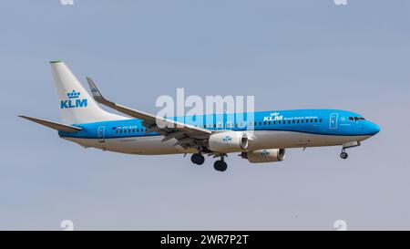 Zürich, Schweiz - 21. März 2022: Die Boeing 737-800 von KLM Royal Dutch Airlines befindet sich im Endlandeanflug auf den Flughafen Zürich. Registrazione Foto Stock