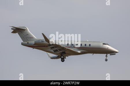 Ein Bombardier Challenger 350 von Vista Jet ist im Landeanflug auf den Flughafen Zürich. Registrazione 9H-VCF. (Zürich, Svizzera, 21.03.2022) Foto Stock