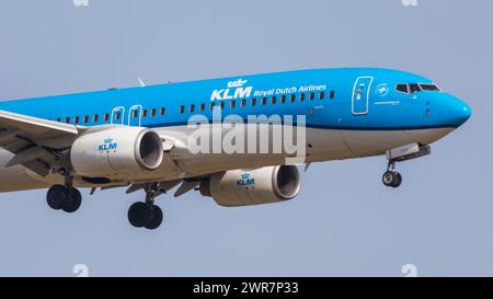 Zürich, Schweiz - 21. März 2022: Die Boeing 737-800 von KLM Royal Dutch Airlines befindet sich im Endlandeanflug auf den Flughafen Zürich. Registrazione Foto Stock