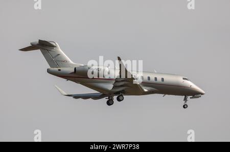 Ein Bombardier Challenger 350 von Vista Jet ist im Landeanflug auf den Flughafen Zürich. Registrazione 9H-VCF. (Zürich, Svizzera, 21.03.2022) Foto Stock