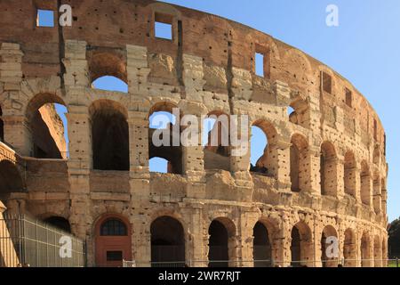 Vista ravvicinata delle mura esterne del Colosseo a Roma, Italia Foto Stock