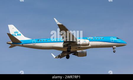 Zürich, Schweiz - 21. März 2022: Ein Embraer 190STD von KLM Cityhopper im Endlandeanflug auf den Flughafen Zürich. Registrazione PH-EXY. Foto Stock